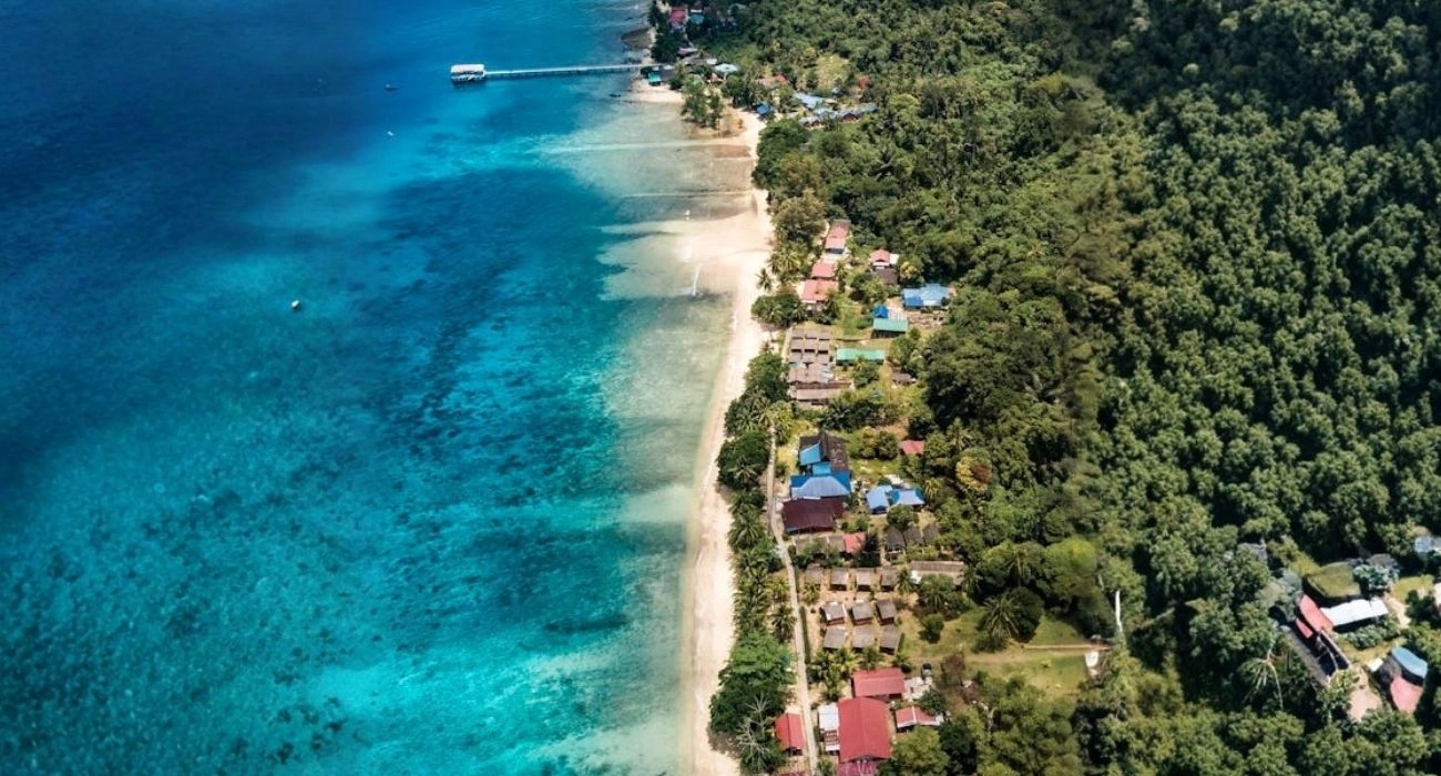 A breathtaking view of Pulau Tioman's coastline.